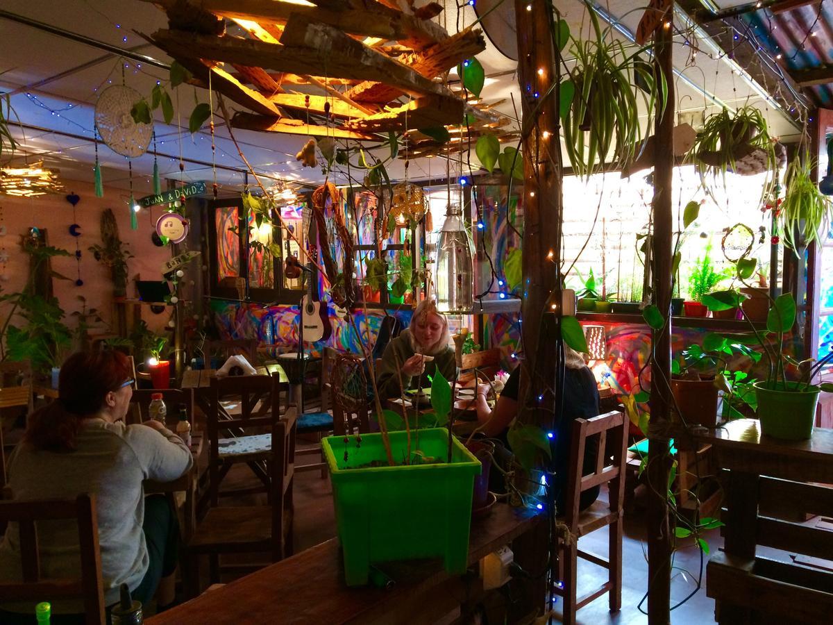 La Puerta Verde Hostel & Bar Умауака Екстериор снимка